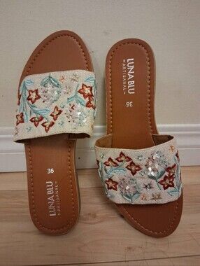 CREAM EMBROIDERED SLIDE SANDALS
